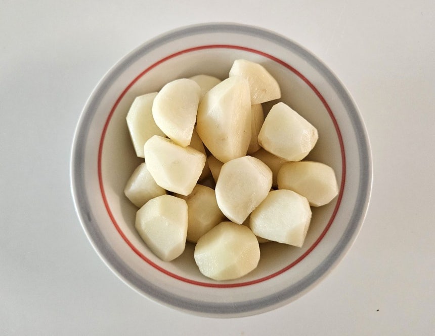 감자는 모서리를 둥글게 다듬어줘야 국물이 탁해지지 않는다.사진 신혜원 