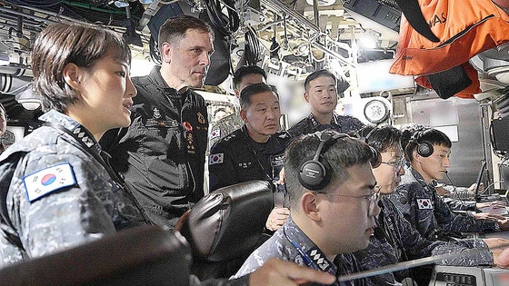 지난해 10월 앵거스 탑시 캐나다 해군사령관이 도산안창호급 잠수함(SS-III,3,000톤급)내부를 둘러보고 있다.사진 해군
