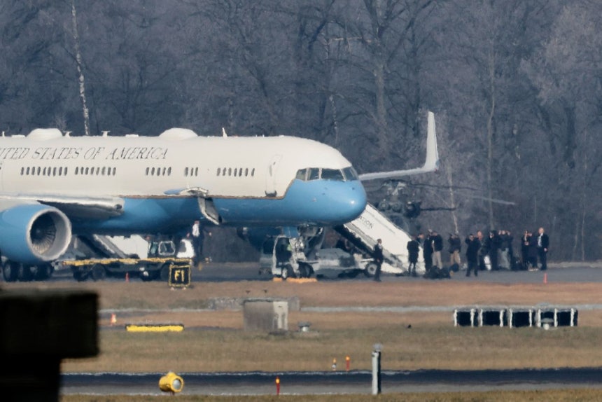 21일(현지시간) 스위스 취리히 공항에 미국 대통령 전용기 에어포스원이 착륙하고 있다.AP=연합뉴스