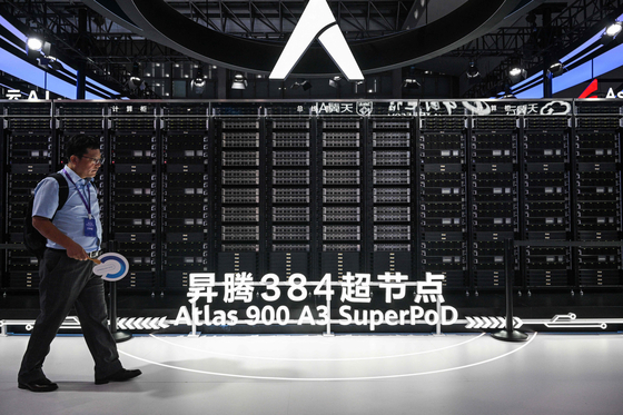 지난해 7월 중국 상하이에서 열린 세계인공지능대회(WAIC)의 화웨이 부스에 전시된‘어센드 384 슈퍼노드.[AFP=연합뉴스]