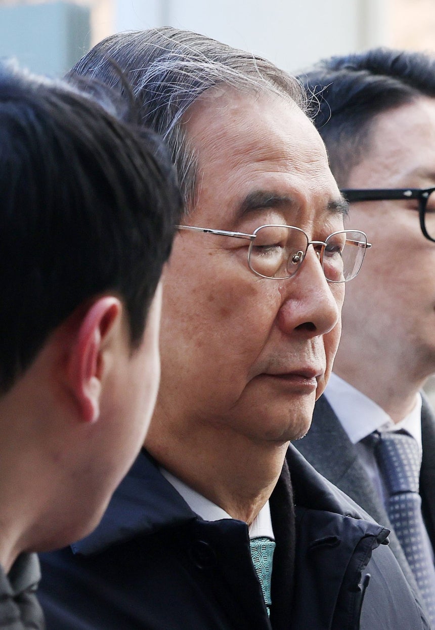 한덕수 전 국무총리가 21일 오후 서울중앙지법에서 열린 내란 우두머리 방조 등 혐의 사건 1심 선고공판에 출석하고 있다.재판부는 한 전 총리에게 징역 23년을 선고하고 법정구속했다.[뉴스1]