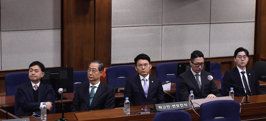 내란 중요임무 종사 혐의 등으로 기소된 한덕수 전 국무총리(왼쪽 둘째)가 21일 서울중앙지방법원에서 열린 1심 선고 공판에 출석해 있다.[연합뉴스]