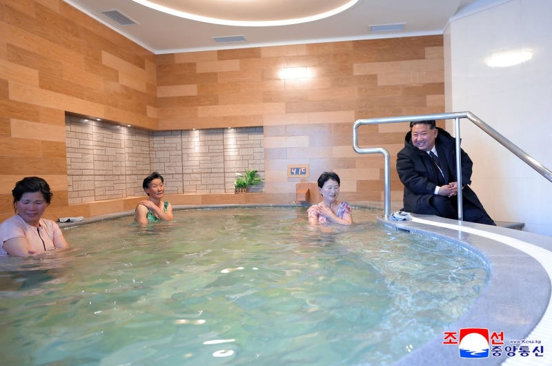 여탕 들어간 김정은 활짝 웃었다…"너절하다" 때린 온천서 뭔일