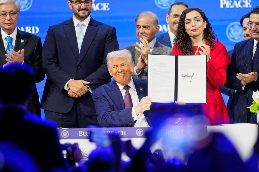 도널드 트럼프 미국 대통령이 22일(현지시간) 스위스 다보스에서 열린 세계경제포럼(WEF) 연차총회에서‘평화위원회(Board of Peace)’출범을 위한 헌장 서명식 도중 헌장을 들어 보이고 있다.AP=연합뉴