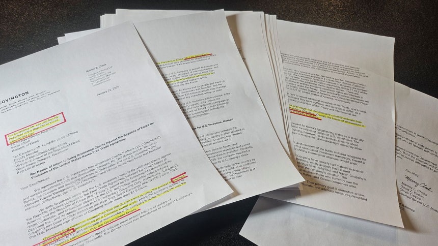 22일(현지시간) 중앙일보가 입수한 쿠팡의 투자사 2곳이 청원서 원본. 대규모 고객 정보 유출 사고를 일으킨 의 미국 투자사 2곳은 한국 정부가 미국 회사 쿠팡을 차별 대우하고 있다며 미국 정부에 조사 및 조치를 요