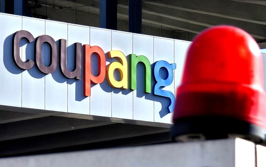 대규모 개인정보 유출 사태를 일으킨 쿠팡에 대한 조사가 장기화 되고 있는 가운데 지난 21일 오후 대전의 한 쿠팡 물류센터 주변이 긴장감이 돌고 있다.김성태 객원기자