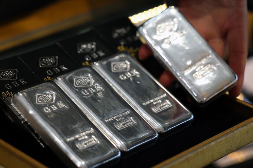 지난 7일 서울 종로구의 한 귀금속 매장에 실버바가 진열돼 있다. 뉴스1