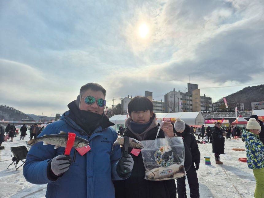 23일 오후 강원 화천군 화천천에서 열린 화천산천어축제장을 찾은 관광객들이 얼음낚시를 즐기고 있다.박진호 기자