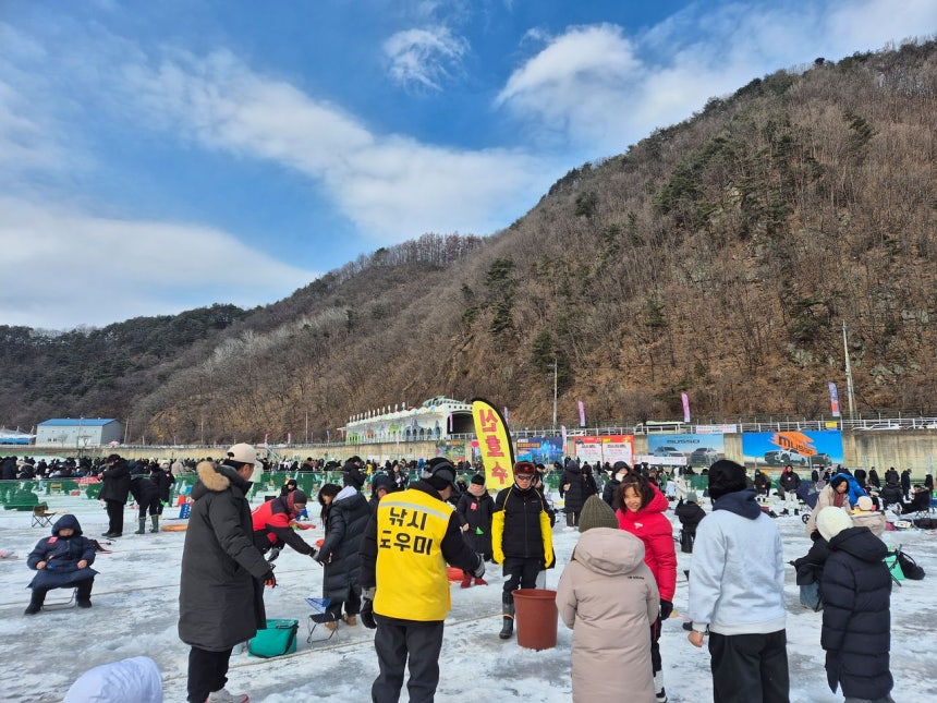 23일 오후 강원 화천군 화천천에서 열린 화천산천어축제장을 찾은 관광객들이 얼음낚시를 즐기고 있다.박진호 기자