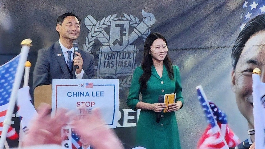 부정선거 음모론으로 논란을 빚어온 모스 탄(한국명 단현명) 전 미국 국제형사사법대사가 지난해 7월 서울대 정문 앞에서 간담회를 열고 윤석열 전 대통령의 비상계엄 선포를 옹호하고 있다.[연합뉴스]