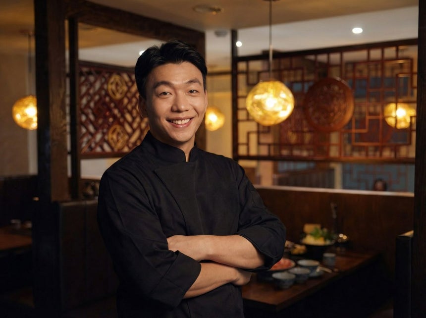 '철가방 요리사'로 출연한 임태훈 셰프.그는 자신의 매장인 도량을 지키며 손님과 꾸준히 소통하고 있다.사진 웨이크버니