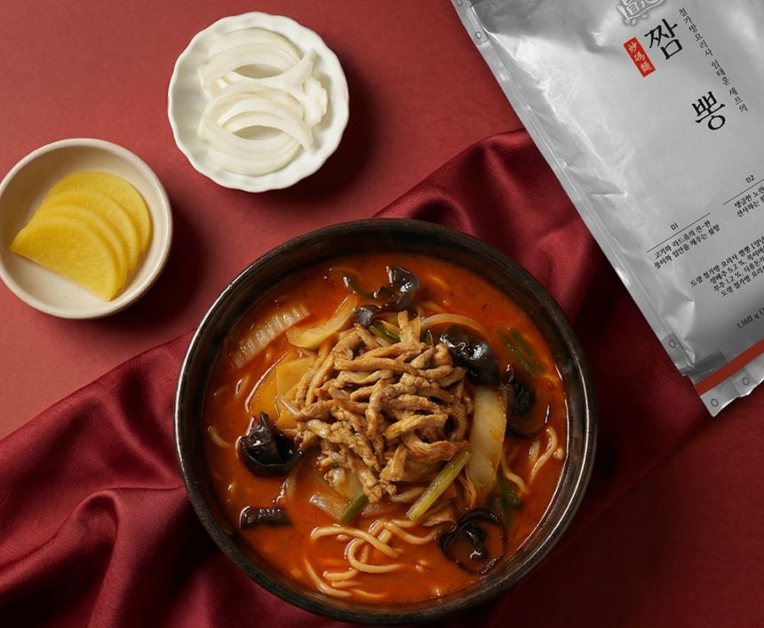 ″매장에서 먹는 것 같다″는 반응을 원했다는 임태훈 셰프 바람대로,짬뽕 밀키는 특유의 불맛과 깔끔하게 매운 맛이 특징이다.사진 웨이크버니