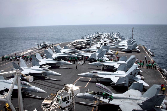미국과 이란이 일촉즉발의 무력 충돌 위험으로 치닫고 있다.미 해군 핵 추진 항공모함 에이브러햄 링컨호가 이란을 향하고 있다.EPA=연합뉴스