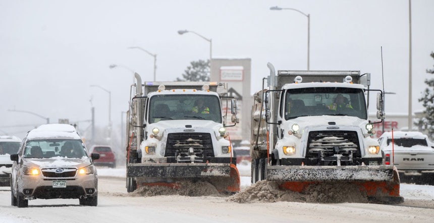 미국 콜로라도주 콜로라도스프링스에서 시 제설차가 노스 아카데미 대로 남쪽 방향 차로에 쌓인 눈을 치우고 있다.AP=연합뉴스