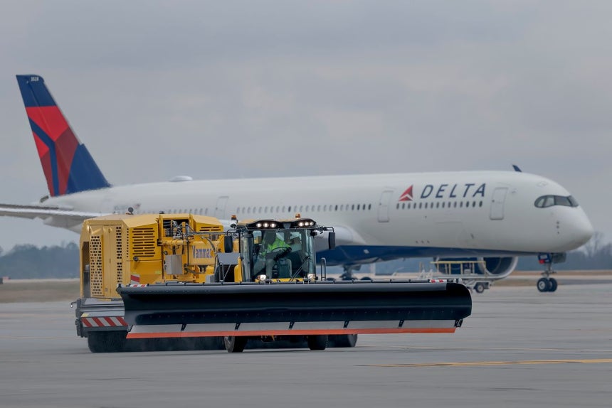  23일(현지시간) 미국 조지아주 애틀랜타의 하츠필드-잭슨 애틀랜타 국제공항에서 관계자들이 대규모 겨울 폭풍에 대비해 제설·제빙 장비를 점검하고 있다.이번 겨울 폭풍은 미국 동부 전역에 눈과 얼음,한파를 동반해 