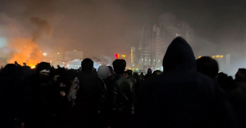 지난 8~9일(현지시간) 이란 테헤란 거리에 나온 반정부 시위대들 행진. 사진 X캡처