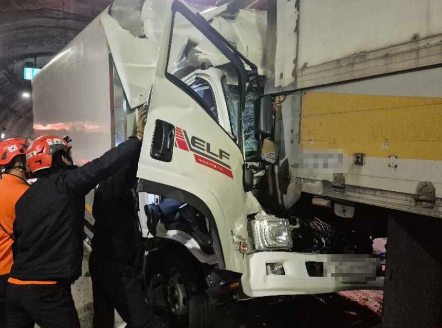 12일 금정산터널에서 발생한 화물차 추돌사고.졸음운전이 원인으로 거론된다.사진 한국도로공사 