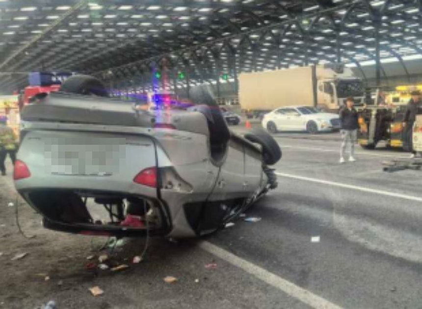 지난 19일 영동고속도에서 발생한 교통사고 모습.뒷좌석의 중상자 2명은 안전띠를 착용하지 않은 것으로 추정된다.사진 한국도로공사 