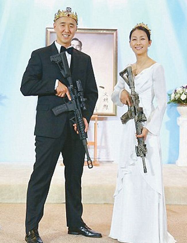 "음녀" 한학자 저격…통일교 막내아들, 충격의 '총기 결혼식'