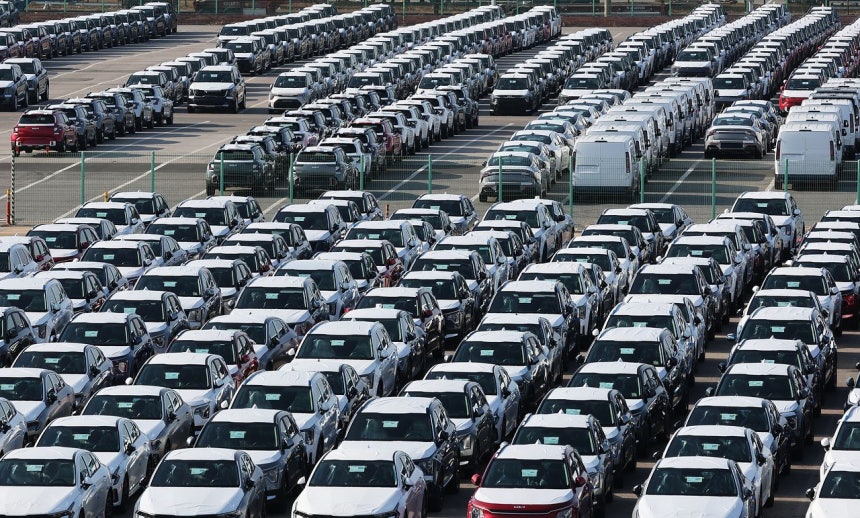 경기도 평택항에 수출용 자동차가 세워져 있다.연합뉴스