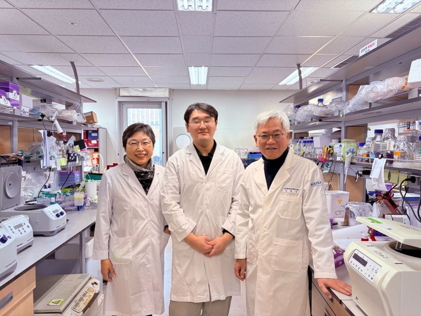 왼쪽부터 강주경 KAIST 생명공학과 교수,설태준 박사과정 학생,<a href=