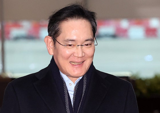 방중 경제사절단 일정을 마친 이재용 삼성전자 회장이 6일 오후 서울 강서구 김포 비즈니스 항공센터(SGBAC)를 통해 귀국하고 있다.뉴스1