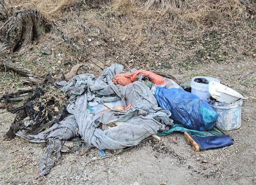 B씨가 인천시 부평구 장수산 한쪽에 모아둔 쓰레기.연합뉴스