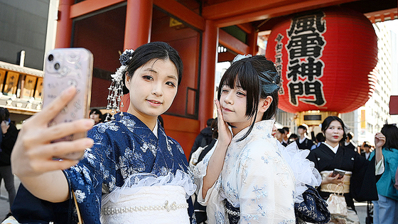기모노를 입은 두 명의 중국인 관광객이 지난해 11월 15일 도쿄 아사쿠사 지역 유명 관광지인 센소지를 방문해 기념 사진을 촬영하고 있다.중국은 일본의 신임 총리가 대만에 대한 가상 공격 상황에 대해 언급한 뒤 외