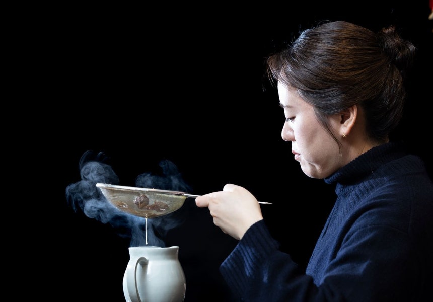 ‘흑백요리사 2’에‘술 빚는 윤주모’로 출연한 윤나라씨.22일 윤주당에서 모주(母酒) 주조 과정을 시연하고 있다.권혁재 사진전문기자