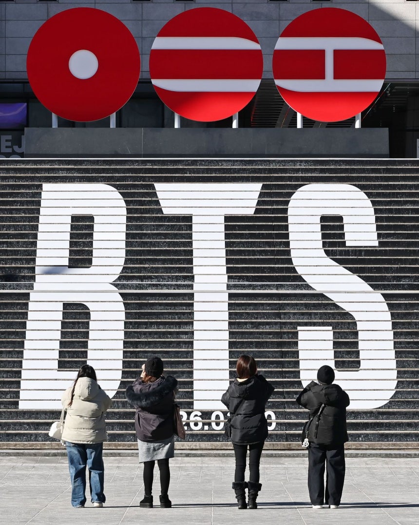 지난 22일 서울 종로구 세종문화회관 계단에서 외국인 관광객들이 그룹 방탄소년단(BTS) 컴백을 알리는 홍보물을 촬영하고 있다.[연합뉴스]