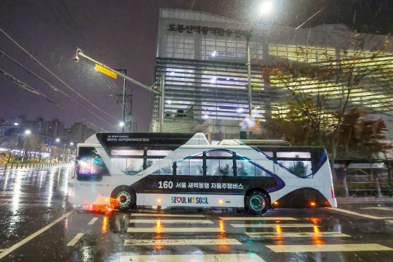 서울시 ‘새벽동행 자율주행버스(A160번)’가 도봉산역 광역환승센터를 출발해 운행 중이다. [뉴스1]