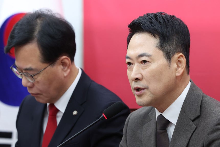 장동혁 국민의힘 대표(오른쪽)가 29일 서울 여의도 국회에서 열린 최고위원회의에서 발언하고 있다. 장 대표 왼쪽은 송언석 원내대표. 뉴스1