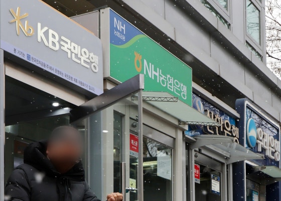 굳어지는 기준금리, 꿈틀대는 대출금리