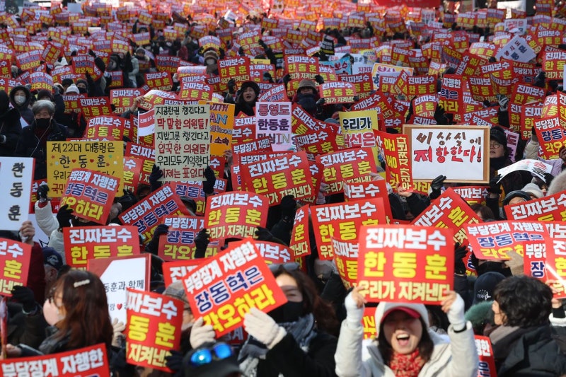 강령에 ‘반공산주의’…우측 깜빡이 켜고 확장 외치는 장동혁