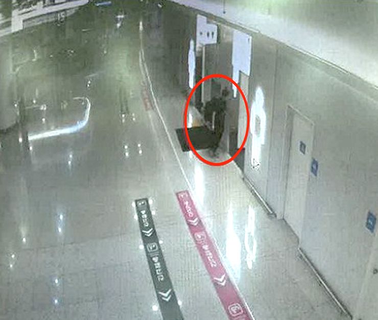 인천국제공항에서 케타민을 전달하는 모습. 사진 부산지검