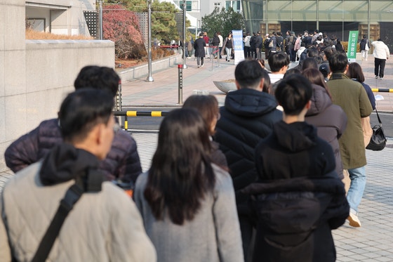 지난해 12월 서울 종로구 성균관대 600주년 기념관 새천년홀에서 종로학원 주최로 열린 '2026 정시 합격 가능선 예측 및 지원전략 설명회'에 참석하기 위해 학부모 및 수험생이 긴 줄을 서 있다. 사진은 기사와 직