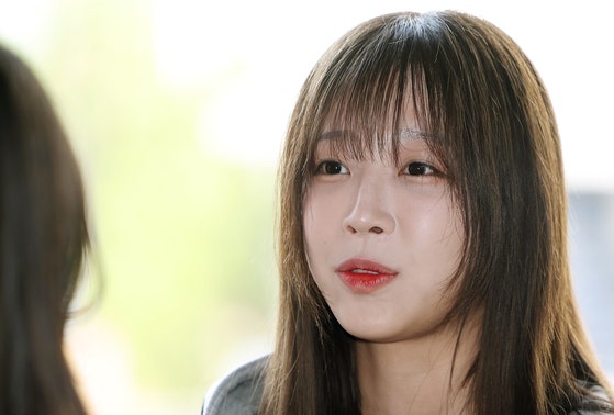 유튜버 쯔양(본명 박정원)씨가 지난해 4월16일 조사를 위해 서울 강남구 강남경찰서로 출석하며 취재진의 질문에 답하고 있다. 연합뉴스