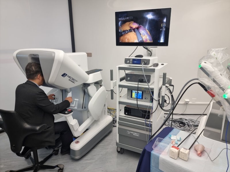 5000㎞ 거리 환자 수술했다, 한국 의사 놀라게한 집도의 정체  [신성식의 레츠 고 9988]