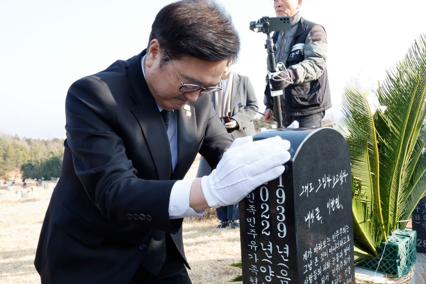 우원식 국회의장이 4일 광주망월묘지를 찾아 고 이한열열사 어머니 배은심여사 묘를 참배하고 있다. 뉴스1