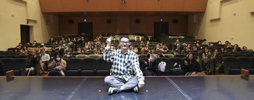 チェ・ギュソク漫画家が先月、日本の新宿韓国文化院でファンと会った。 [写真韓国コンテンツ振興院]