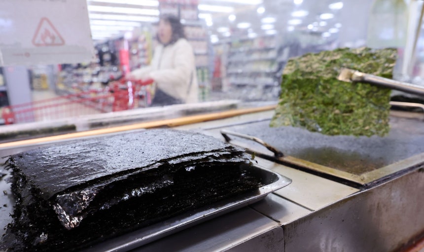 마른김 가격이 역대 최고를 기록한 지난 2일 서울의 한 대형마트에서 직원이 김을 굽고 있다. /뉴스1