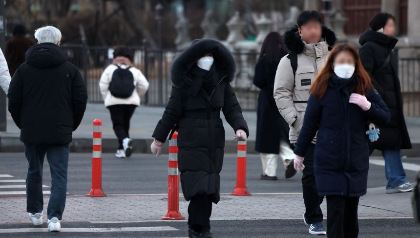 서울에 한파주의보가 발령된 6일 오전 서울 종로구 세종로 사거리에서 두꺼운 옷을 입은 시민들이 길을 걷고 있다. 뉴시스