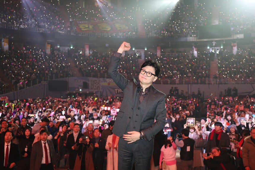 한동훈 전 국민의힘 대표가 8일 오후 서울 송파구 잠실실내체육관에서 열린 자신의 토크콘서트에서 청중들의 환호에 답하고 있다. [연합뉴스]