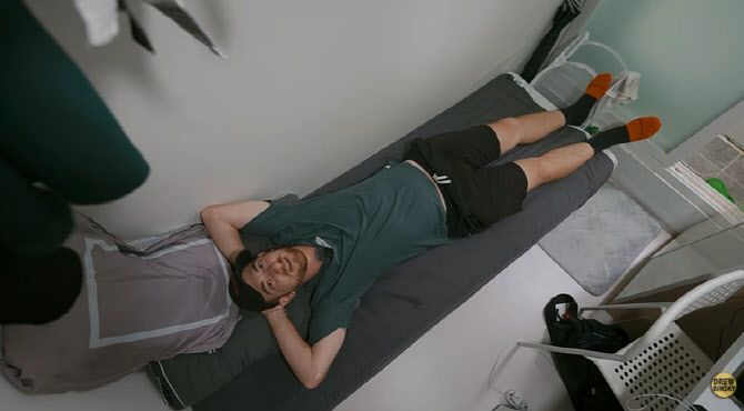 미국의 인기 여행 유튜버 드류 빈스키가 최근 한국의 고시원을 찾은 영상을 공개했다. 사진 드류 빈스키 유튜브 캡처