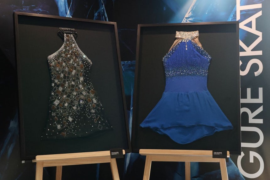 이탈리아 NH 밀라노 콩그레스 센터에 마련된 '홈 오브 스케이팅'에 전시된 김연아의 의상. 왼쪽은 2010년 밴쿠버올림픽 쇼트프로그램, 오른쪽은 프리스케이팅에서 착용했다. 연합뉴스