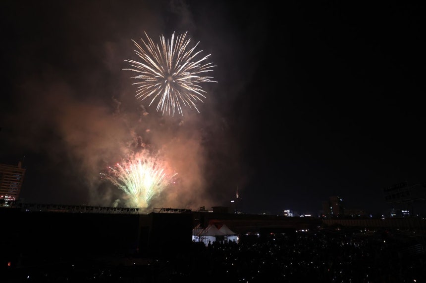 지난 11일 '전주 관광타워 복합개발사업 기공 기념 비전 페스타'에서 펼쳐진 불꽃놀이. [사진 ㈜자광]