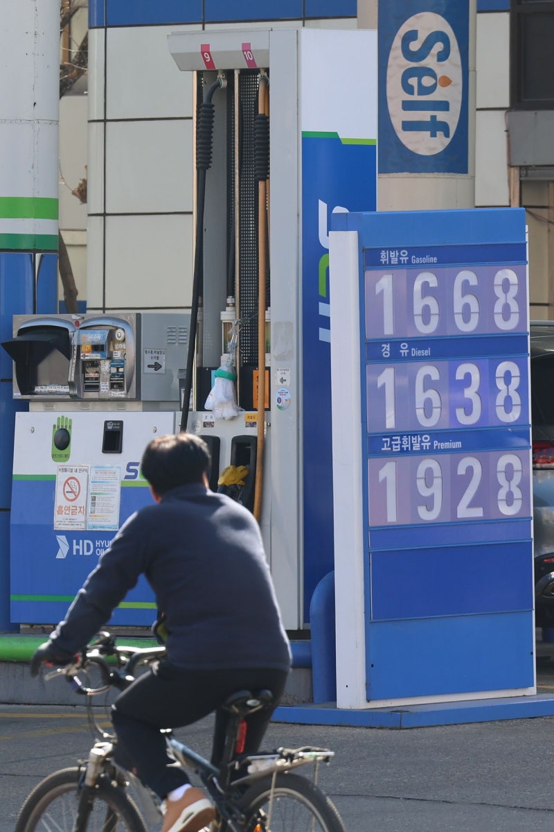 [사진] 국제유가 급등…휘발유 미리 넣어둘까