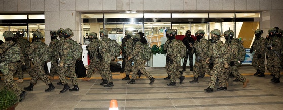 윤석열 대통령이 2024년 12월 3일 긴급 대국민 담화를 통해 비상계엄령을 발표한 가운데 다음날인 4일 새벽 서울 여의도 국회에서 계엄군이 본청 출입구를 지나고 있다. 전민규 기자