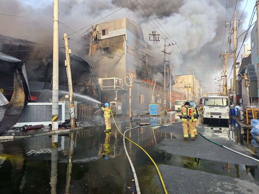 부산 자동차 부품공장 화재. 사진 부산소방재난본부 