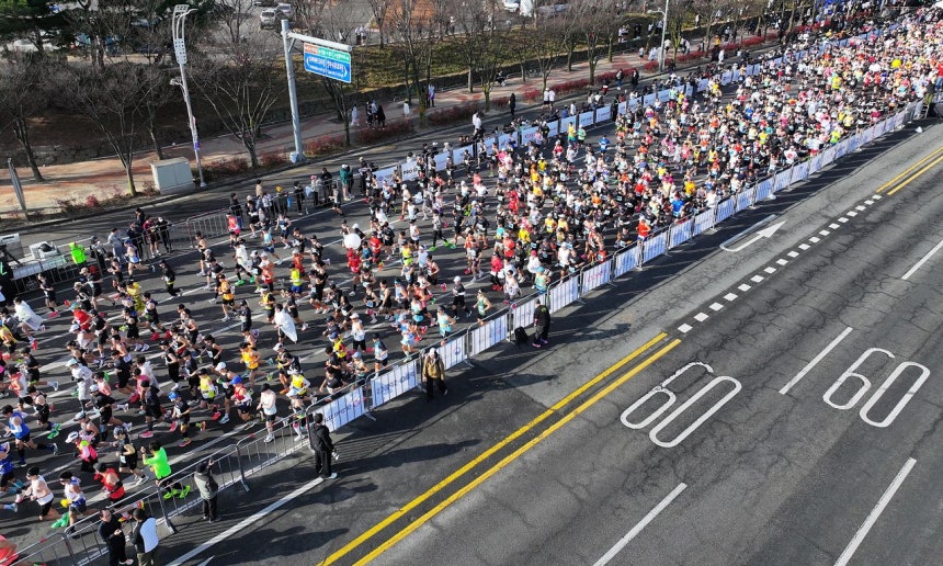  22일 대구 수성구 대구스타디움 일대에서 열린 '2026 대구마라톤'에서 참가자들이 힘찬 출발을 하고 있다. 연합뉴스